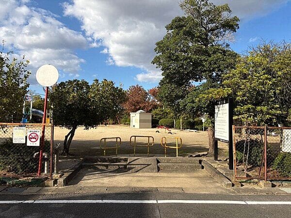 六果園児童公園まで約157m