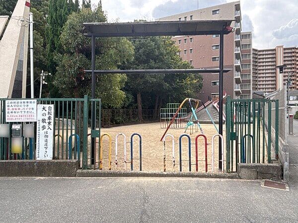 阿遅速雄神社境内児童遊園まで約523m