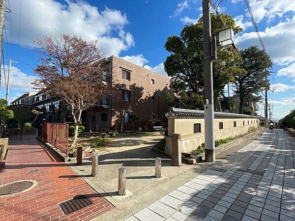 離宮前町小公園まで約1242m