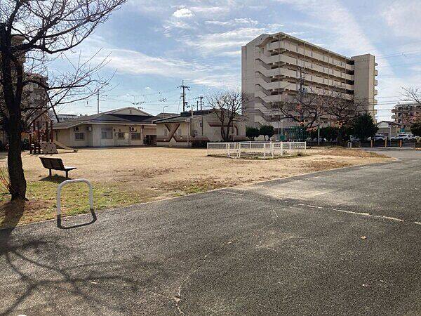 中央公園まで約949m