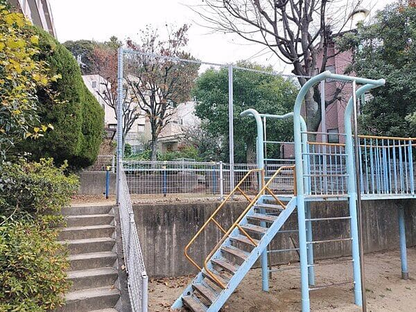 六軒北公園まで約656m