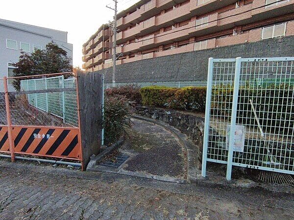 松籟荘広場まで約513m