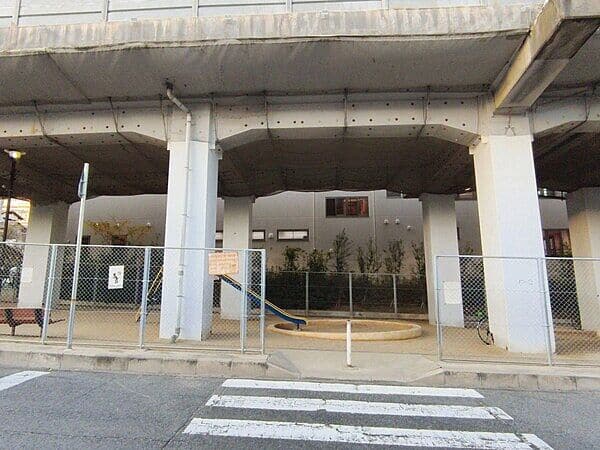新幹線高架下7号児童公園まで約565m