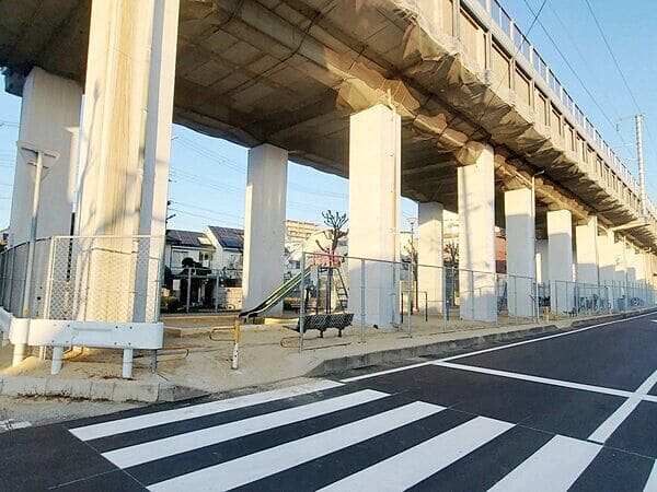 新幹線高架下6号児童遊園まで約625m