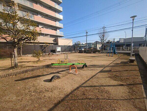 小規模公園まで約613m