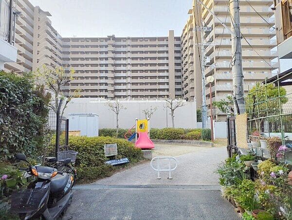 日新町第1ちびっこ老人憩いの広場まで約872m