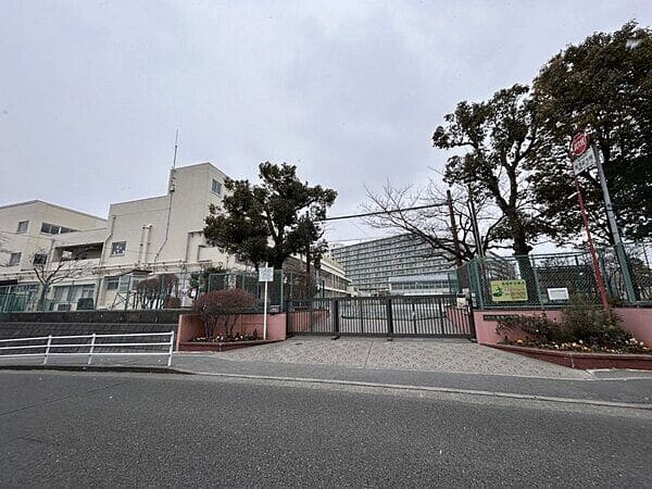 横浜市立笠間小学校まで約382m
笑顔や挨拶を大事にした、温かい学校づくりに取り組んでいる小学校です。