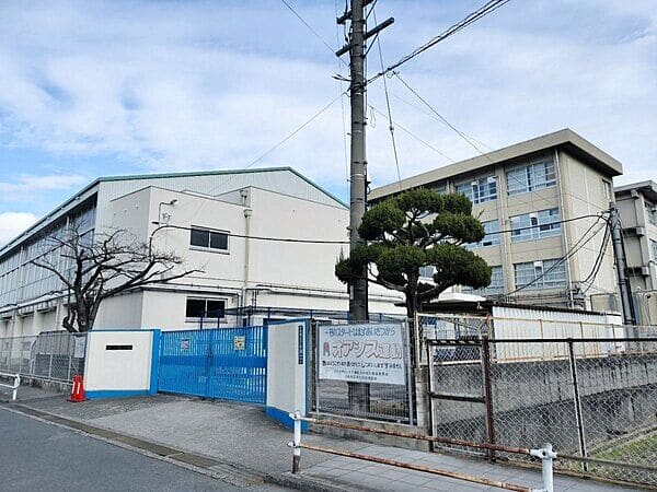 寝屋川市立第八中学校