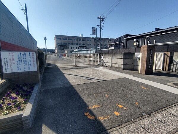 尾張旭市立西中学校まで約1571m