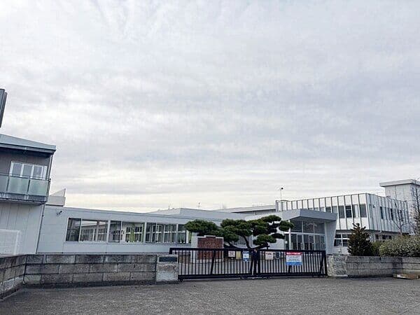 大泉町立西小学校まで約596m