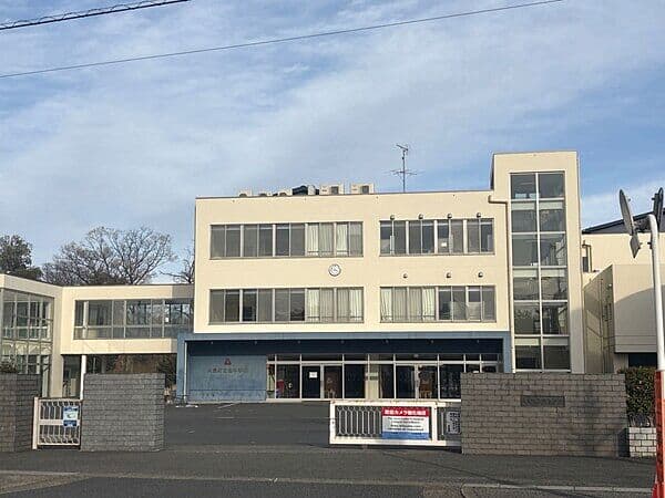 大泉町立北中学校まで約1596m