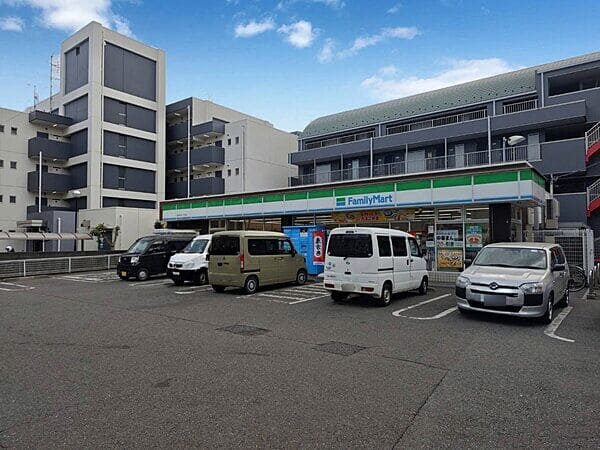 ファミリーマート 鶴見中央三丁目店まで約310m