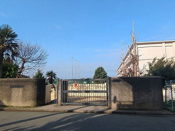 松戸市立栗ケ沢中学校まで約540m