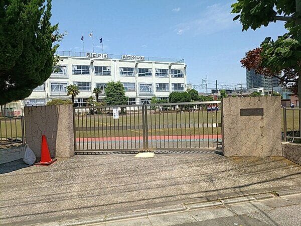 足立区立長門小学校まで約370m
