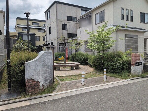 南余部アイアシ広場まで約617m