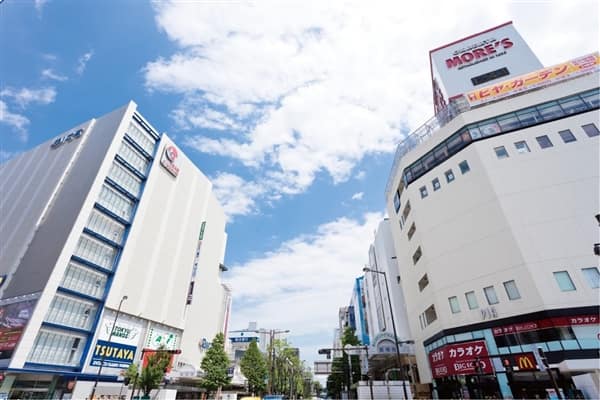 川崎モアーズまで約1795m
レストラン街、生鮮食料品街、多彩な専門店を取り揃える便利なショッピング施設です。
