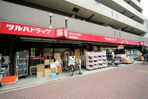 ツルハドラッグ 新城駅前店まで約771m
医薬品をはじめ食品や日用品など豊富に取り揃えているドラッグストアです。宅配サービスを行っており、各種クレジットカード、電子マネーでのお支払いも可能です。営業時間：9:00～23:00
