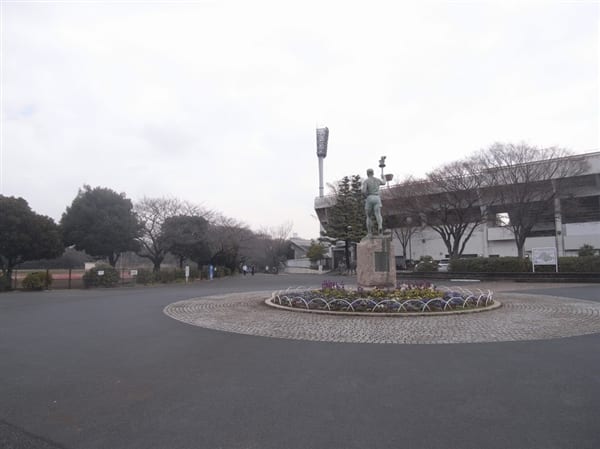 ニッパツ三ツ沢競技場まで約135m