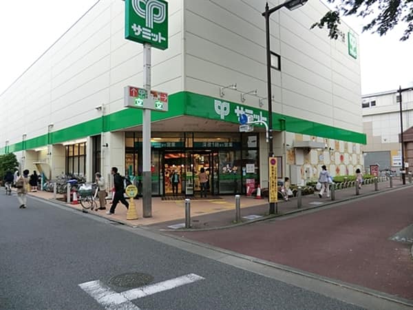 サミットストア喜多見駅前店まで約555m