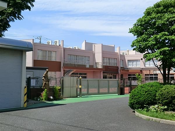 マダレナ・カノッサ幼稚園まで約209m