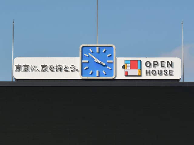 神宮球場バックスクリーン上部のオープンハウスの看板