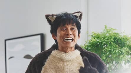 有頂天で家を紹介するジョン