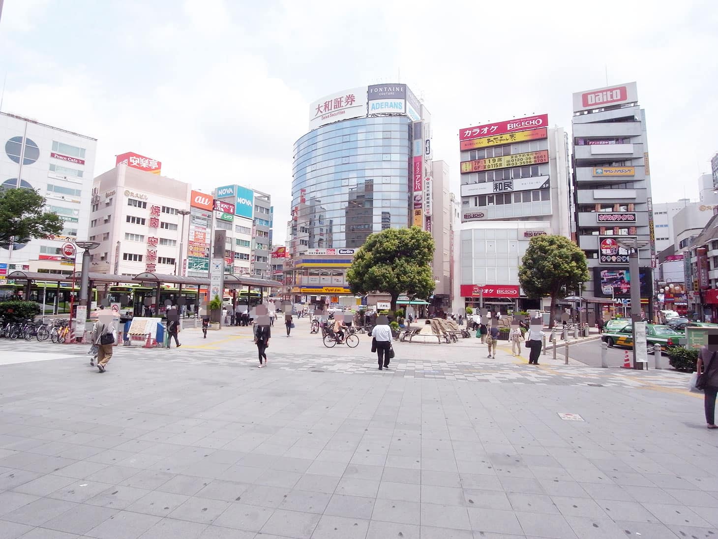 JR赤羽駅北改札を出ていただき、東口に向かって歩くと大きなロータリーが見えて来ます。