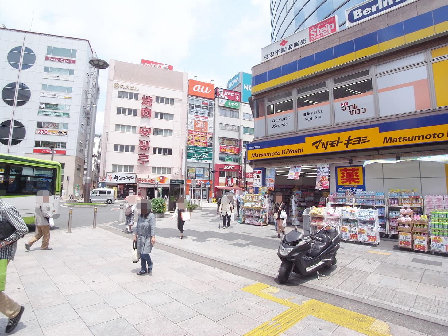 ロータリーをそのまままっすぐ進んで頂くと、マツモトキヨシが見えますので、道沿いに進みます。