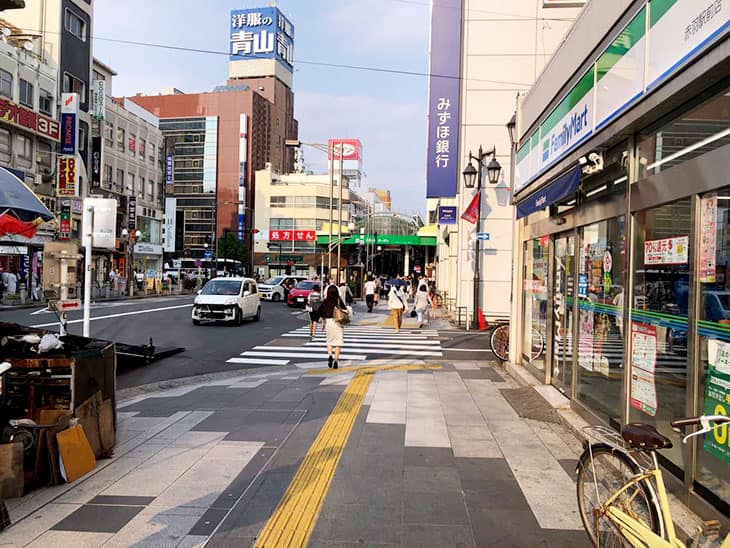 道なりに進むと、ファミリーマートが右手に見えてきますので、そのまままっすぐ進みます。