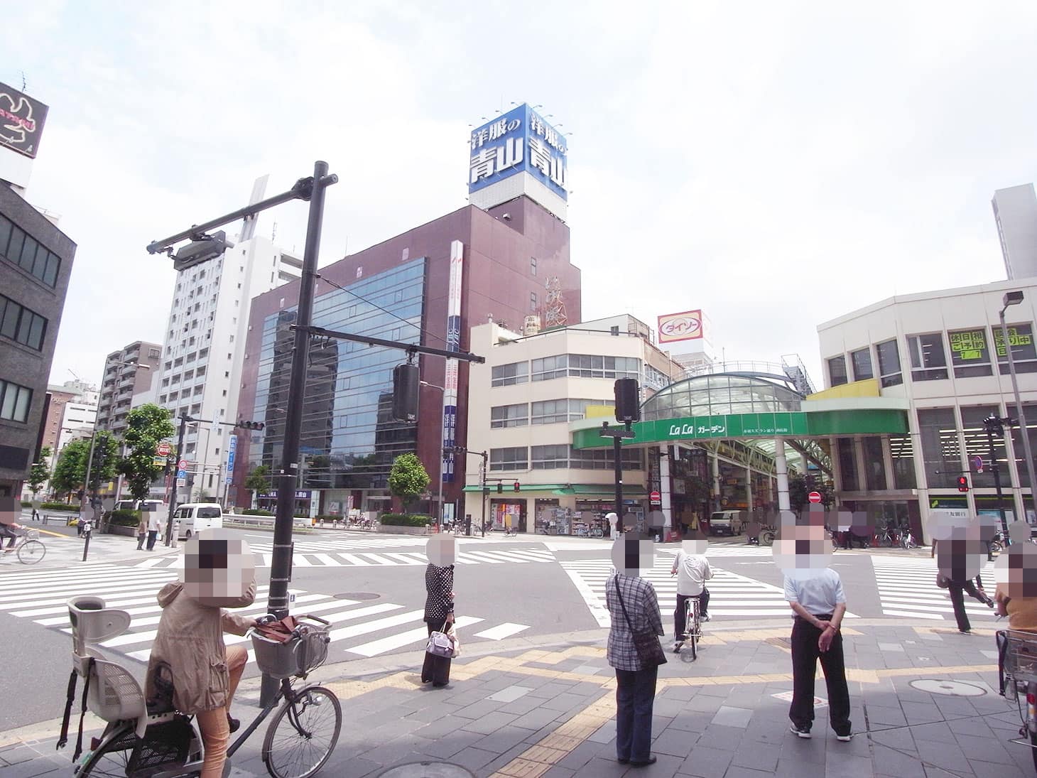 スクランブル交差点が見えてきますので、向かって斜め左に横断歩道を渡って頂きます。