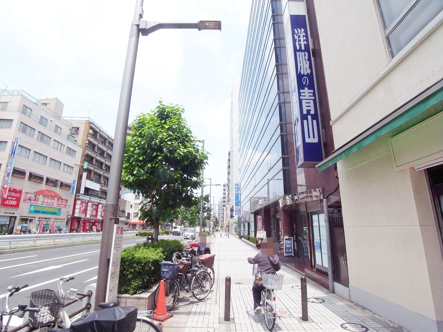 横断歩道を渡って左に進むと、洋服の青山が見えて参ります。道なりにまっすぐ進みます。