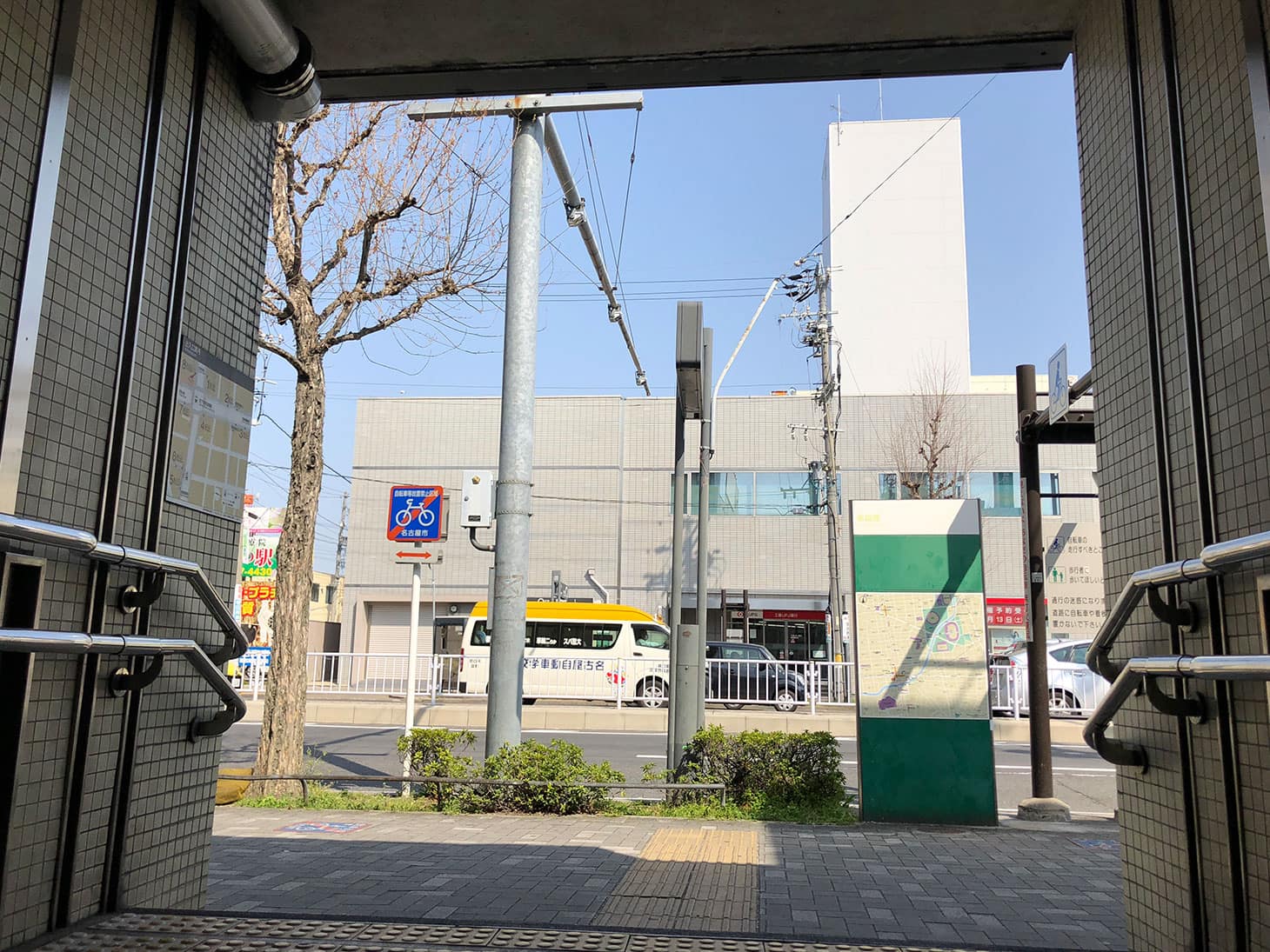 地上に出ると、このような風景が見えます。地上に出たら右手に進んでください。