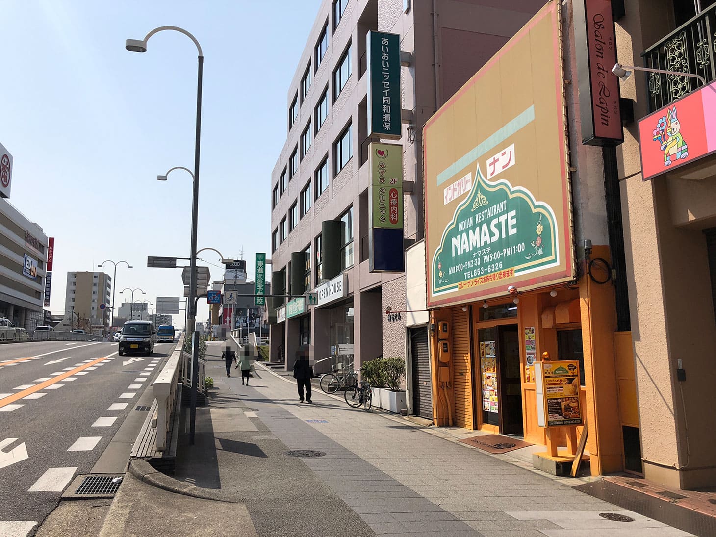 そのまままっすぐ進んでいただくと、右手に当社の店舗が見えてきます。