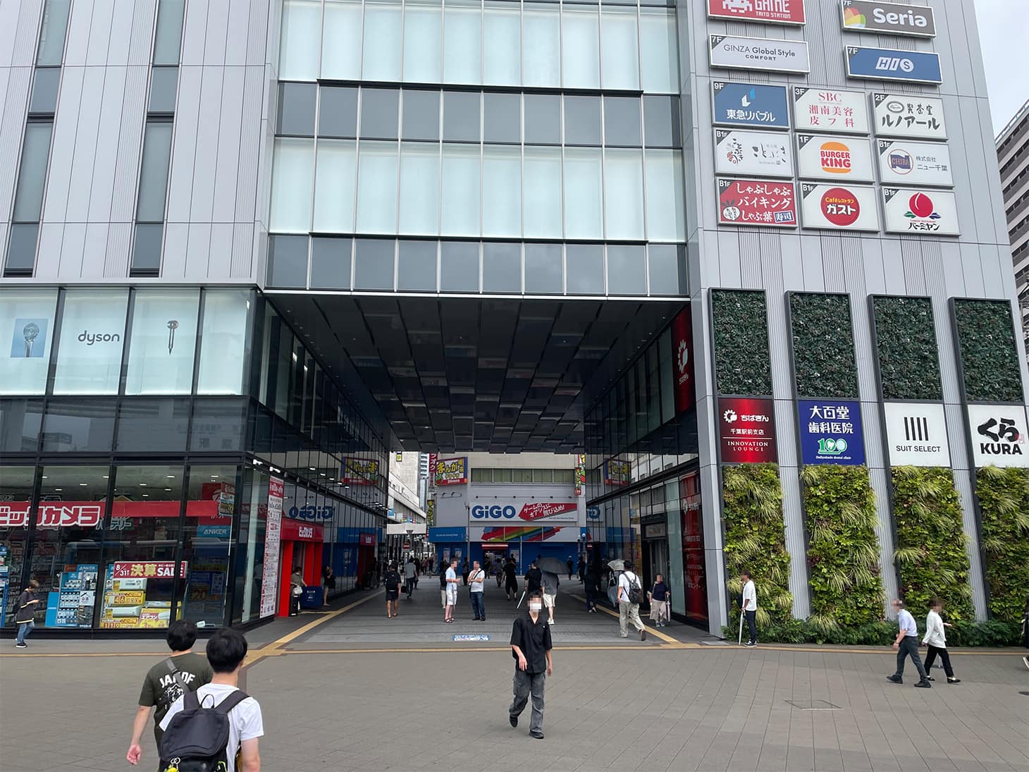 ビックカメラの間にある通路を進みます。