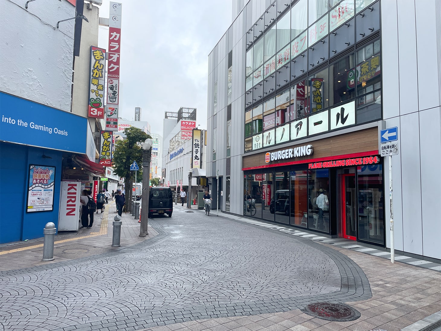 左右に道が分かれますので、右側の道に進みます。