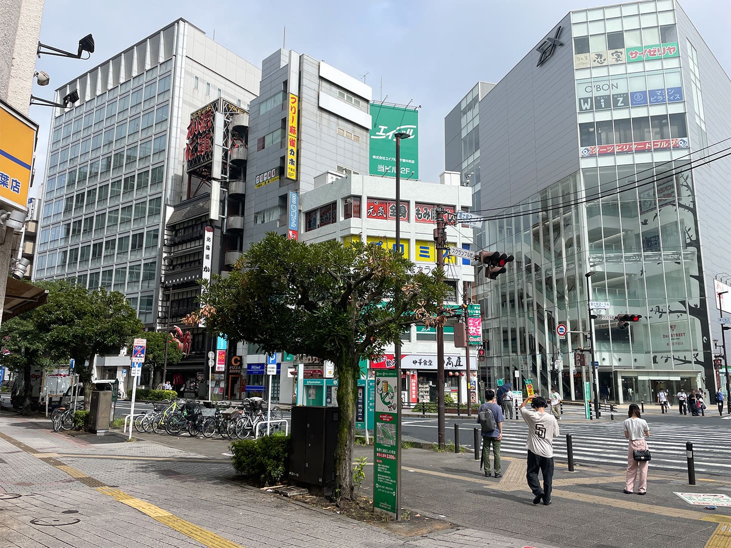 スクランブル交差点を渡ってから、左側に曲がり70ｍほど進みます。