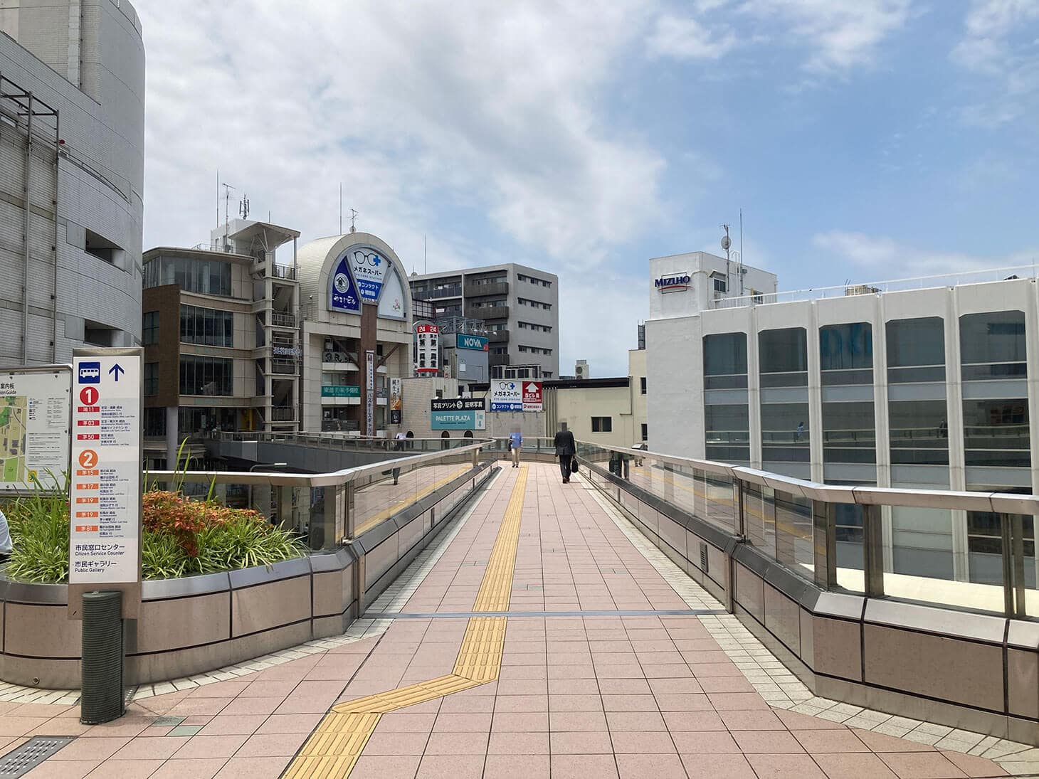 北口を出て左手を向くと通路がございますので、直進します。