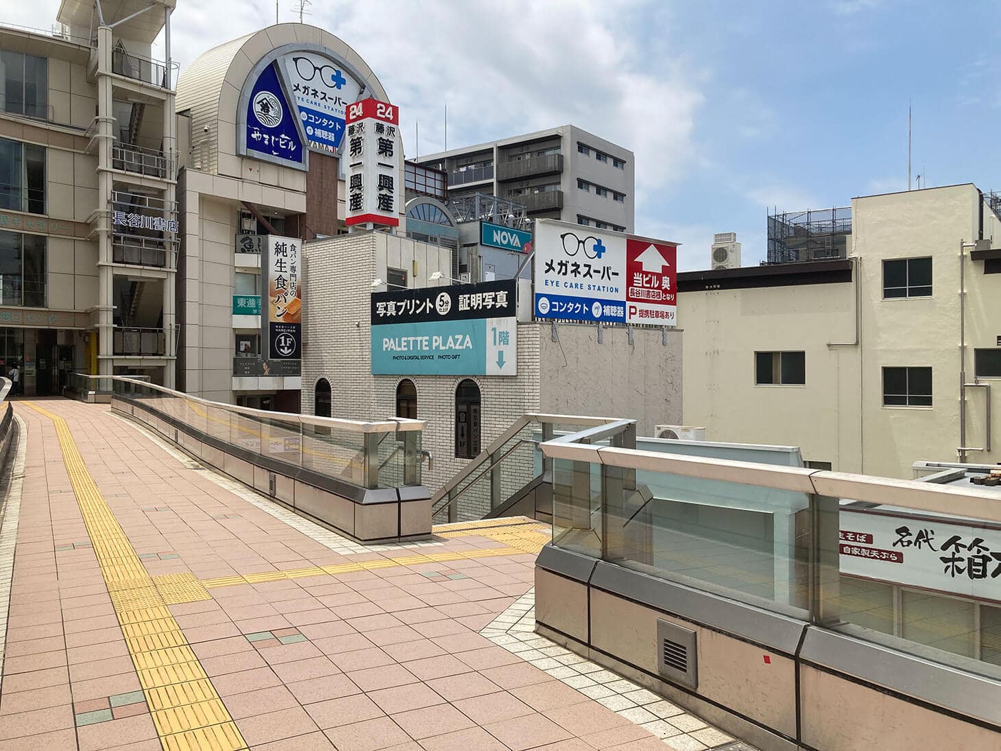 通路右側に地上へ降りる階段が見えてきます。こちらから地上に降ります。