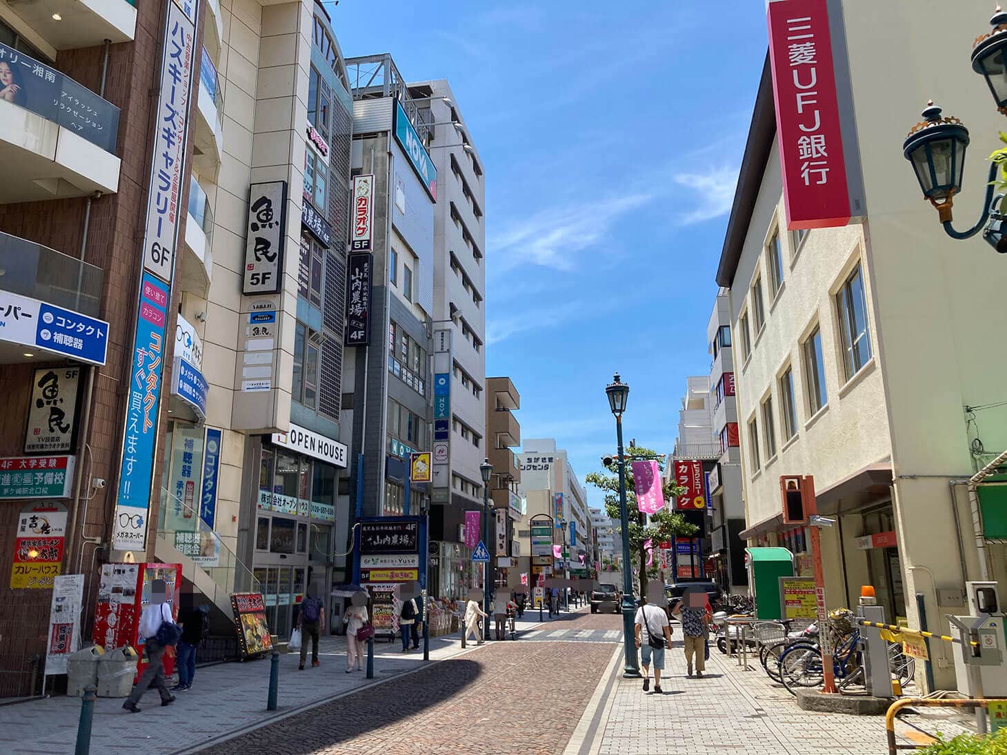 地上へ降りるとこのような景色です。そのまま30メートルほど直進します。