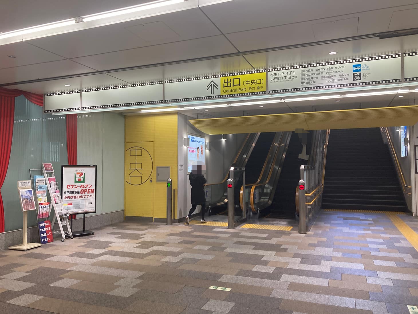 京王線調布駅の中央口を出て右手ロータリー沿いを歩きます。