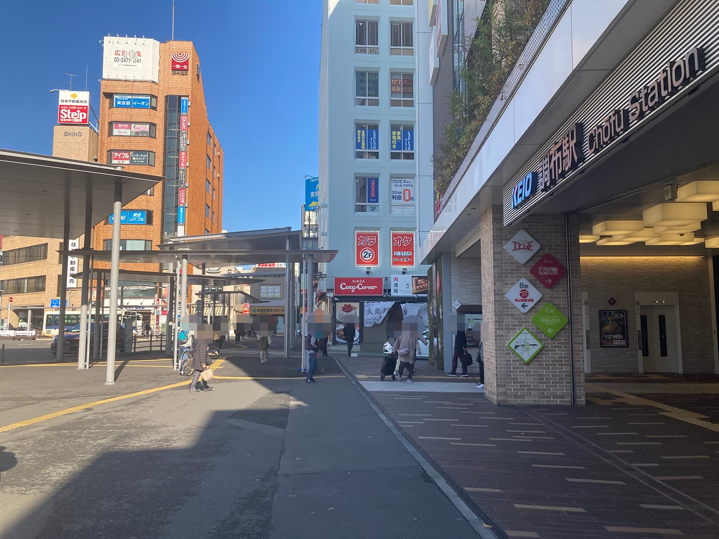 エスカレータで地上にでるとロータリーがございますので、ロータリー沿いを右手に歩きます。