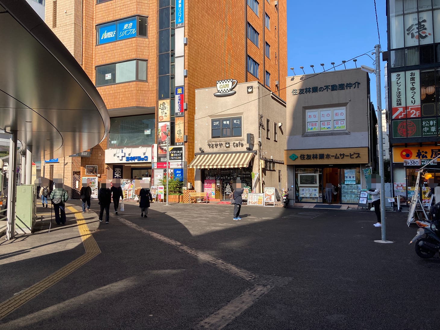 松屋、薬局、三井住友銀行の順に前を通り過ぎ、そのまま道沿いに進んでいきます。