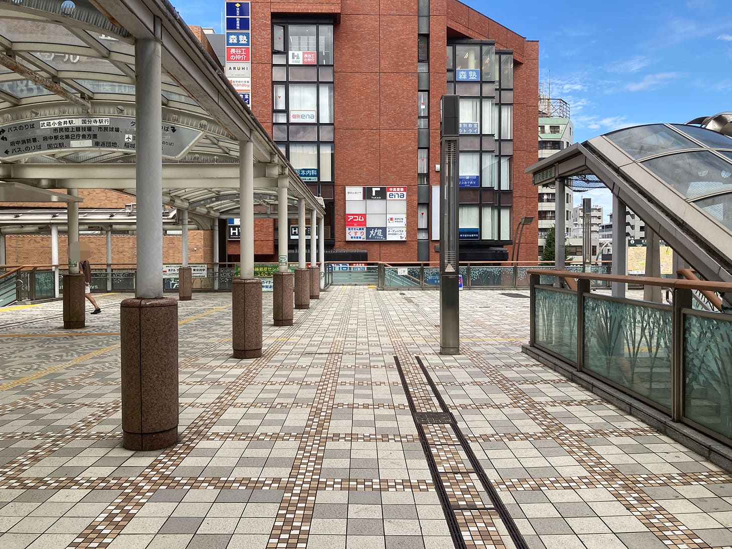 北口を出るとペデストリアンデッキがあります。