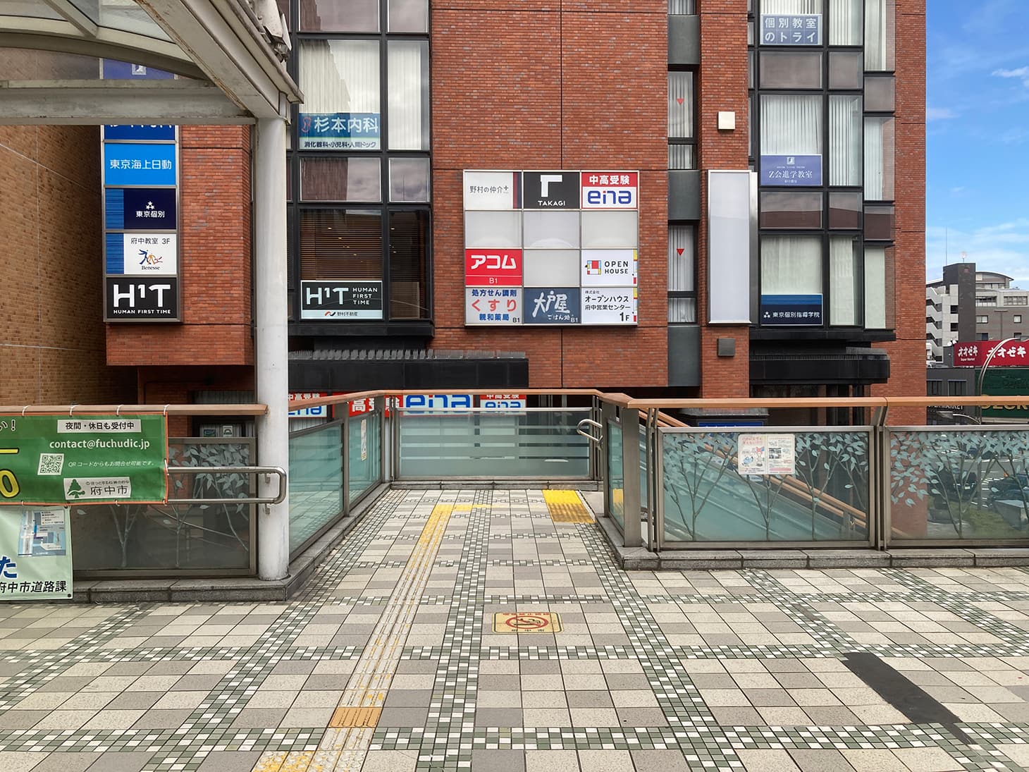 直進すると地上へ降りる階段が見えてきます。こちらから地上に降ります。