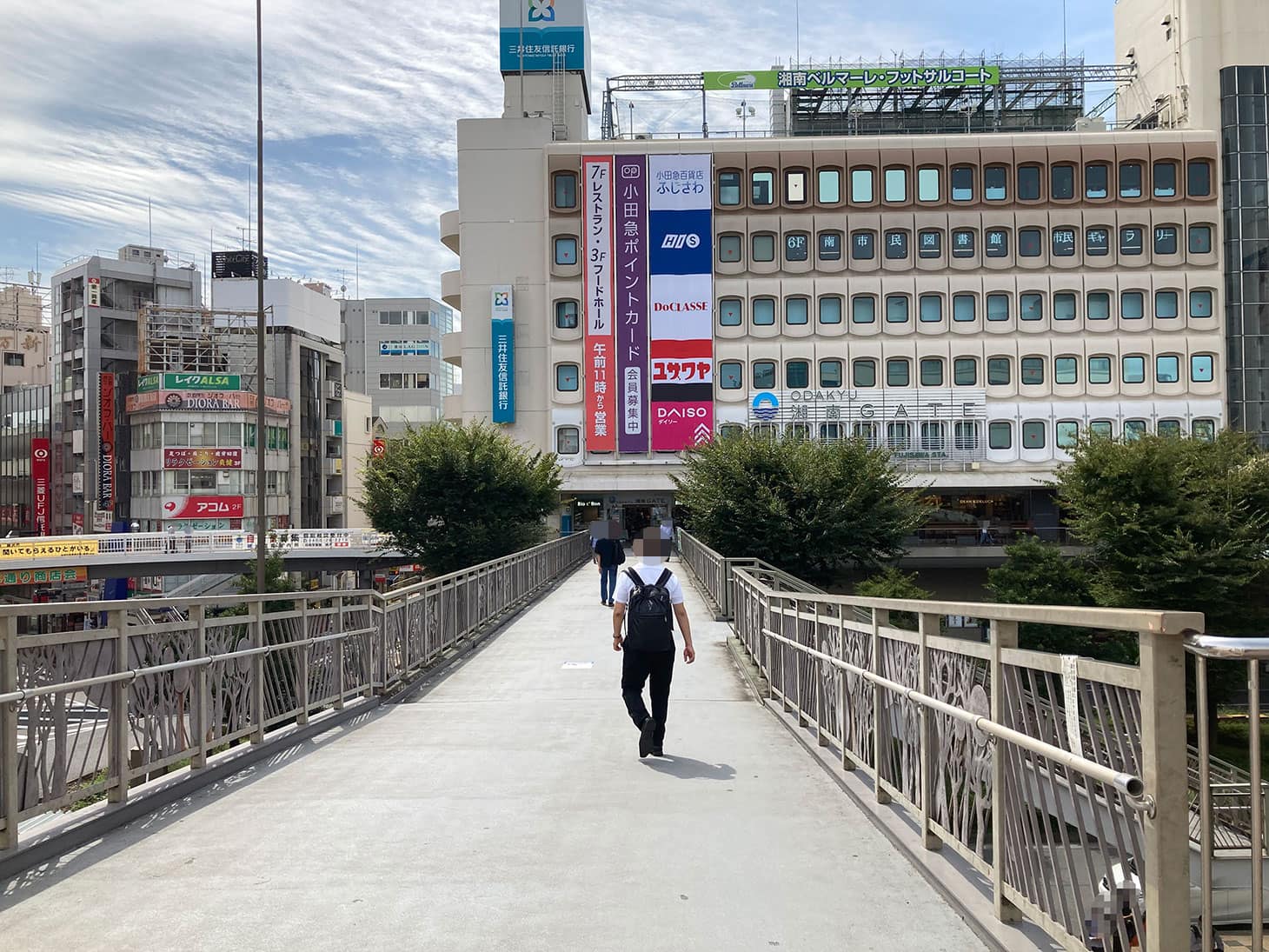 こちらの通路から向かいの建物へ向かって直進します。