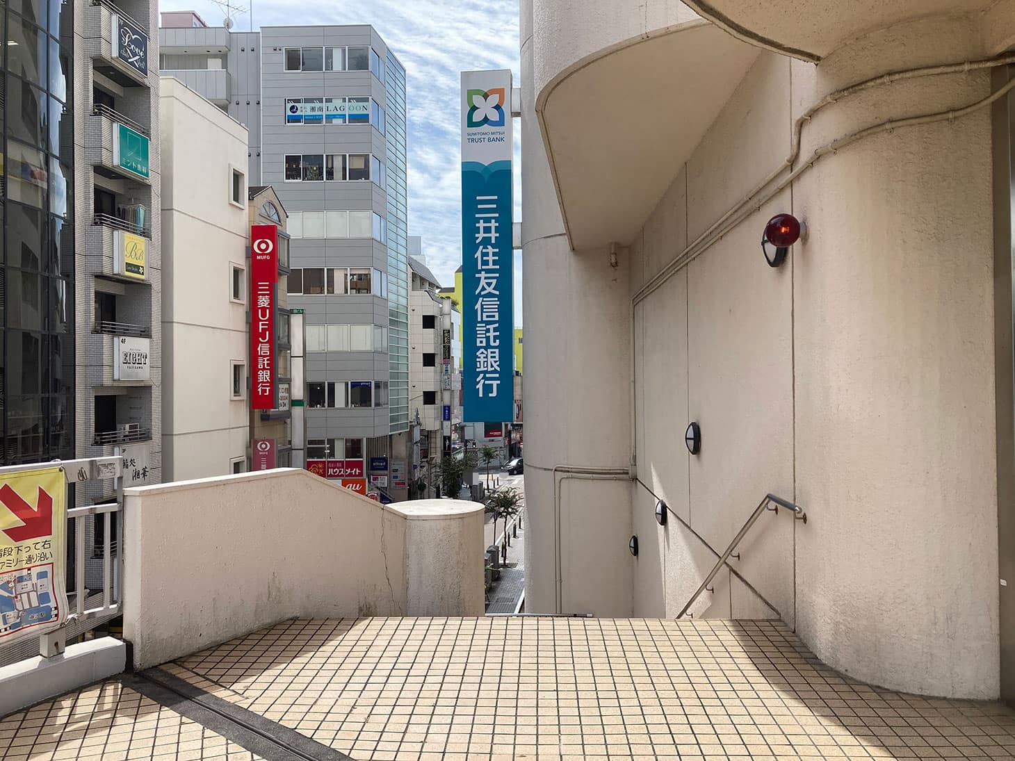 向かいの建物の入り口まで進み、突き当たりを左に2ｍほど進むと右側に地上へ降りる階段が見えてきます。こちらから地上に降ります。 