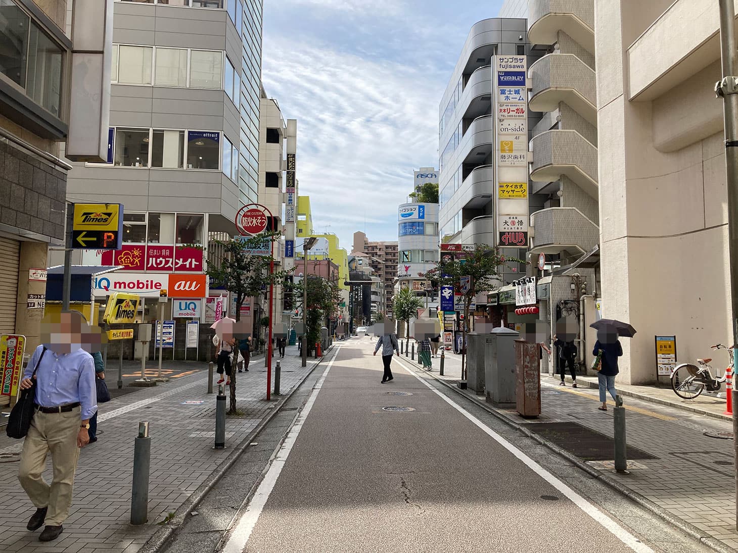 地上へ降りるとこのような景色です。このまま50mほど直進します。