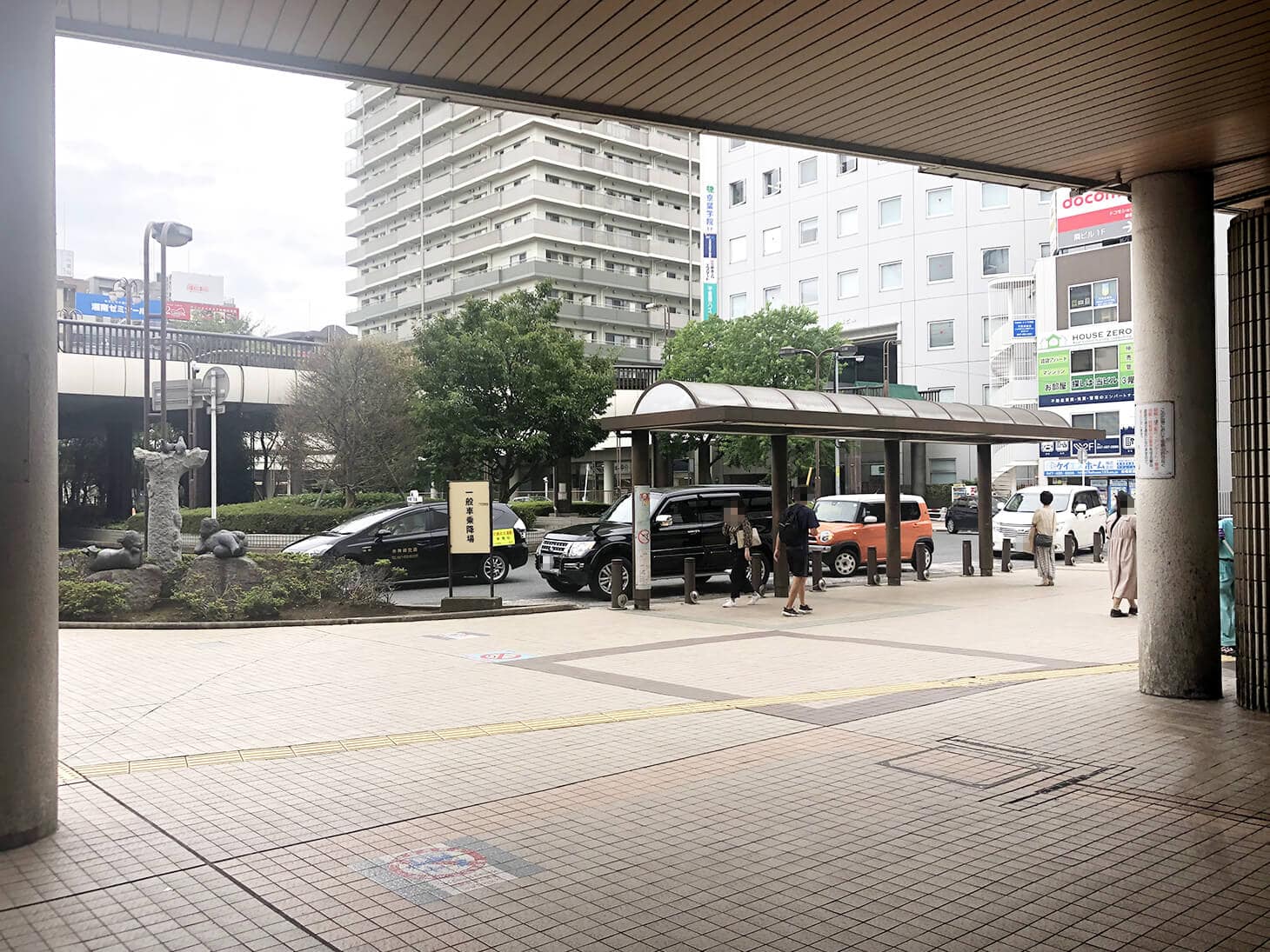 1階の北口から駅・百貨店の建物を出ると正面にロータリーが見えますので、右（東側）に曲がります。