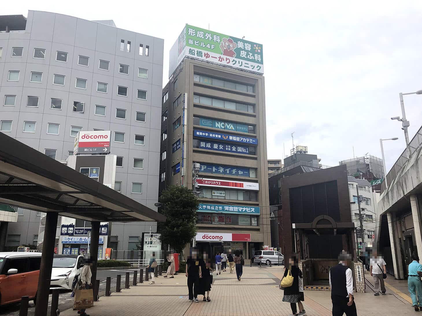 ロータリーを左手に駅の建物に沿って歩道を50mほど直進します。