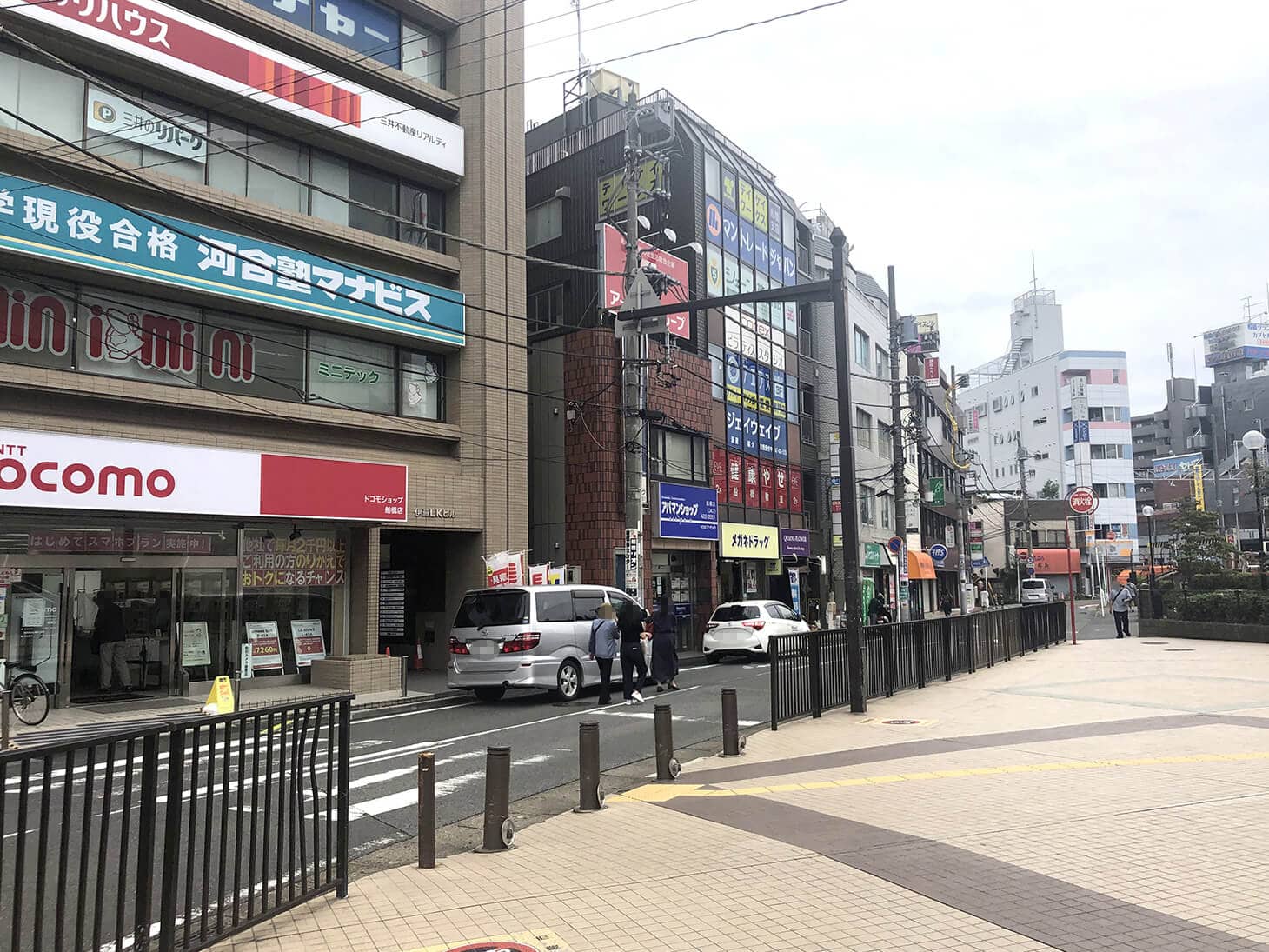 正面に車道が見えてきますので右に曲がり、南東へ歩きます。